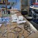 Una mesa cubierta de trozos de vidrio, cordel, moldes y pegamento en un taller