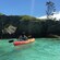 Una Visitante explora el terreno acuático a bordo de un kayak
