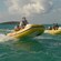 Varias lanchas motorizadas inflables ancladas en el agua cerca de la costa de una playa tropical