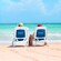Dos Visitantes sentados en camastros en Kuza Beach