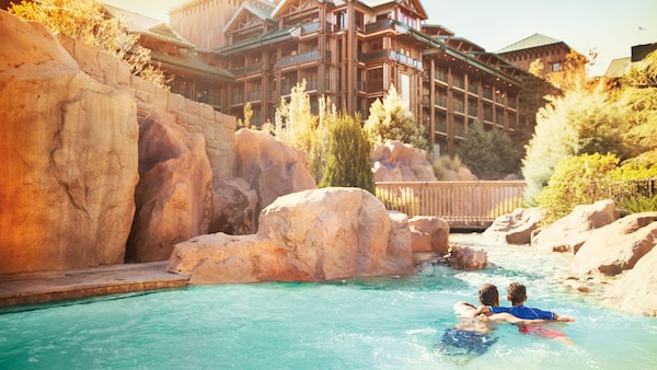 An outdoor swimming pool at Disney’s Wilderness Lodge