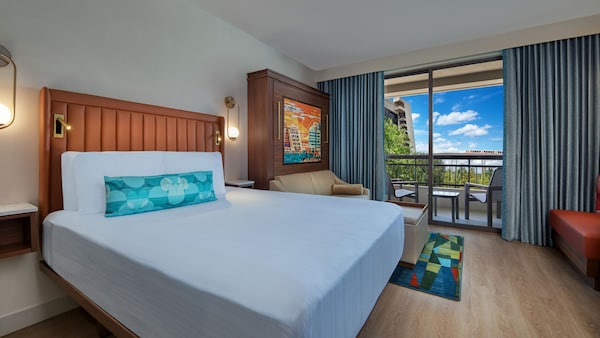 Una habitación tipo estudio de lujo con vista al hotel en Bay Lake Tower at Disney's Contemporary Resort con una cama, un sofá, una mesa baja y balcón con vistas al hotel
