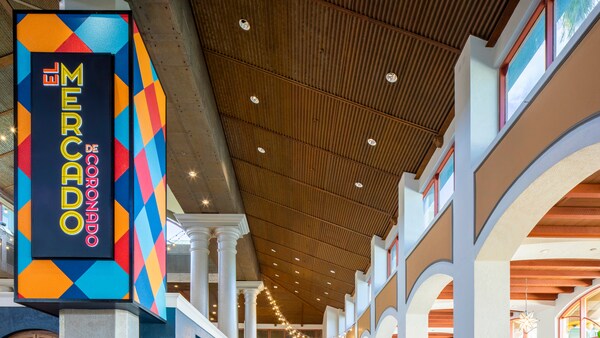 Une aire de restauration avec une enseigne indiquant El Mercado de Coronado