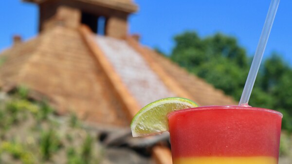 Une boisson glacée garnie d’une lime