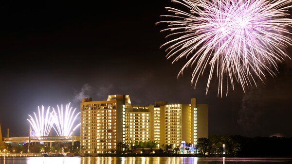 Fuegos artificiales sobre Bay Lake Tower en Disney’s Contemporary Resort