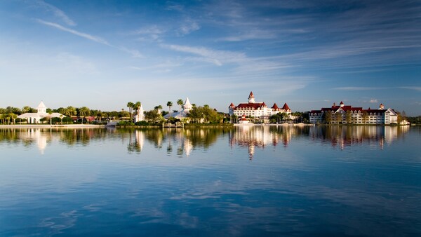 Disney Grand Floridian Resort & Spa visto desde Seven Seas Lagoon