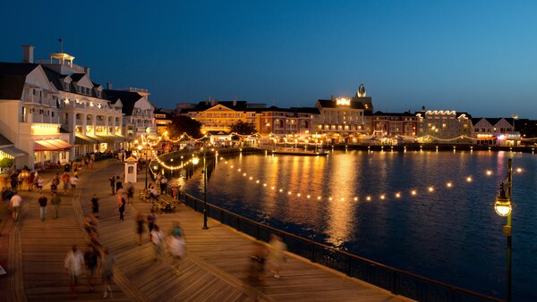 Disney's BoardWalk Inn y el lago Crescent Lake, encendidos por la noche