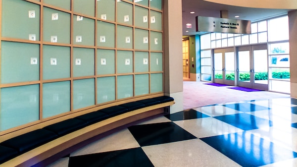 Piso a cuadros en blanco y negro con ventanal curvo en un vestíbulo