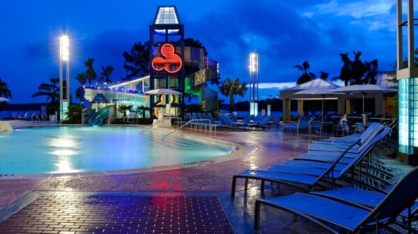 La piscina de Bay Lake Tower iluminada de noche