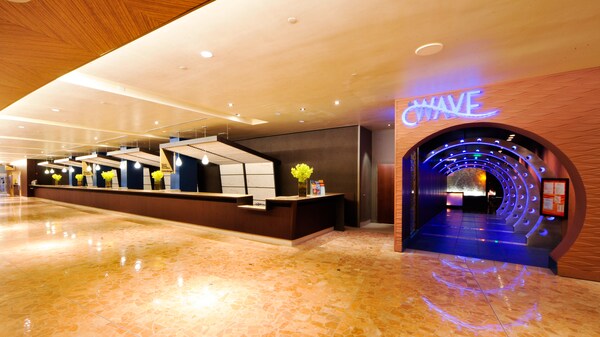 Grand comptoir d'inscription au Disney’s Contemporary Resort à côté de l’entrée du restaurant Wave