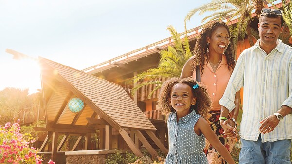 Una pareja camina de la mano y sigue a su pequeña hija sonriente, que los lleva a su próxima aventura fuera de Disney’s Polynesian Village Resort