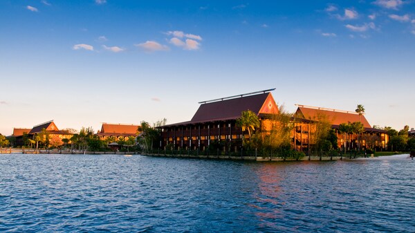 Vista desde el lago de Disney's Polynesian Resort bajo un claro cielo azul