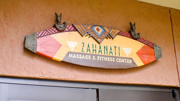 Un panneau surmontant un ensemble de portes indique : Zahanati Massage & Fitness Center