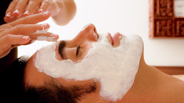 Un huésped recibe un tratamiento facial en Mandara Spa en Walt Disney World Swan Hotel