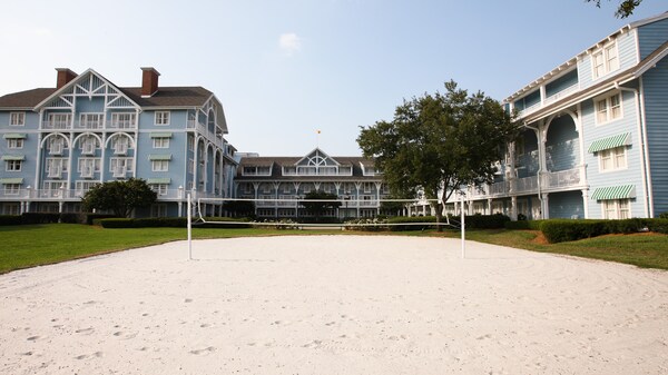 Le sable blanc d’un terrain de volleyball à l’extérieur du Disney’s Beach Club Resort