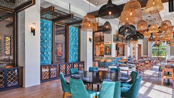 Un amplio comedor con decoración moderna