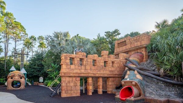 Une aire de jeux à thème archéologique entourée d’arbres