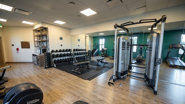 Une salle de sport contenant des haltères et des machines d’exercice au Disney’s Coronado Springs Resort