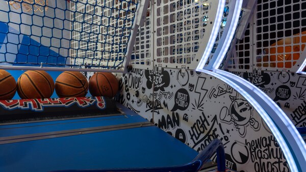 Une machine à arcade de basketball à l’arcade Reel Fun dans l’hôtel Disney’s All Star Movies