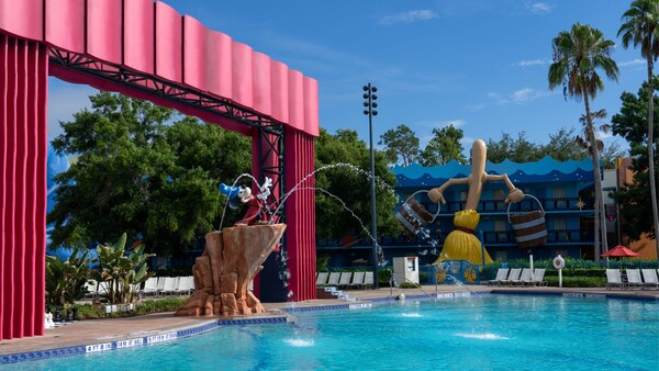La piscine Fantasia de l’hôtel Disney’s All Star Movies, avec une fontaine Sorcerer Mickey Mouse