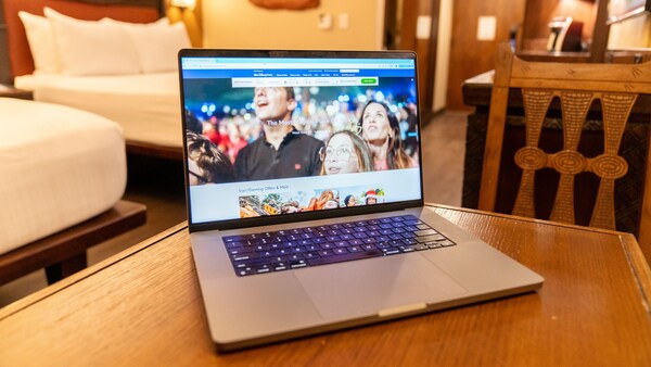 Una computadora portátil con el sitio web de Walt Disney World Resort en una habitación de Disney's Animal Kingdom Lodge