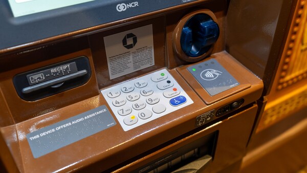 Cajero automático accesible para personas con discapacidades ubicado en Disney's Animal Kingdom Lodge