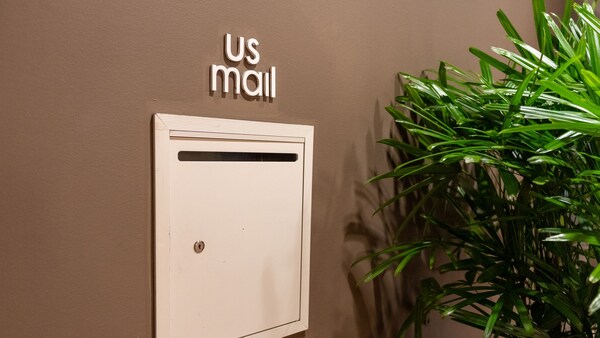 Une boîte postale sécurisée du US Mail intégrée dans un mur