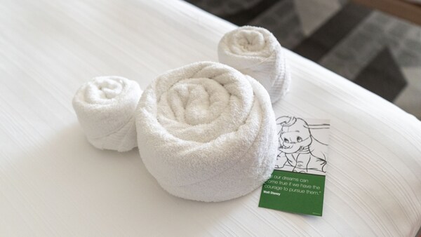 Un ensemble de serviettes d’hôtel roulées et formées dans un design décoratif de Mickey Mouse