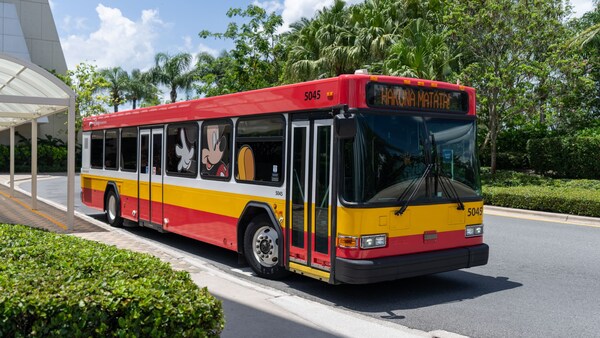 Une navette de l’hôtel présente un design Mickey Mouse et un panneau sur le devant où il est inscrit, « Hakuna Matata »