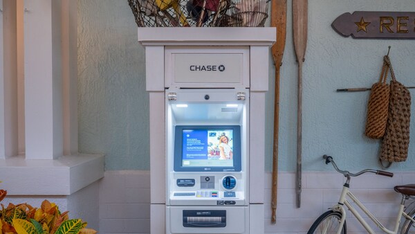Un cajero automático al aire libre en Disney’s Old Key West Resort