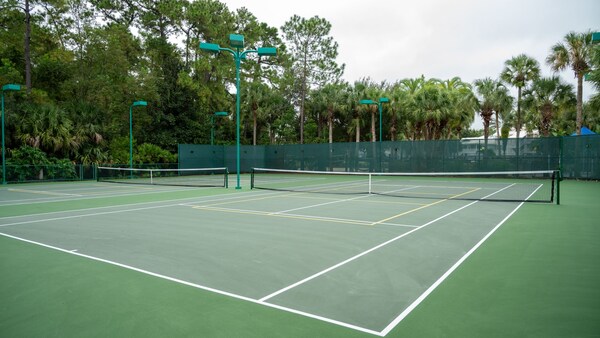 Well kept tennis courts, with lights that allow nighttime play