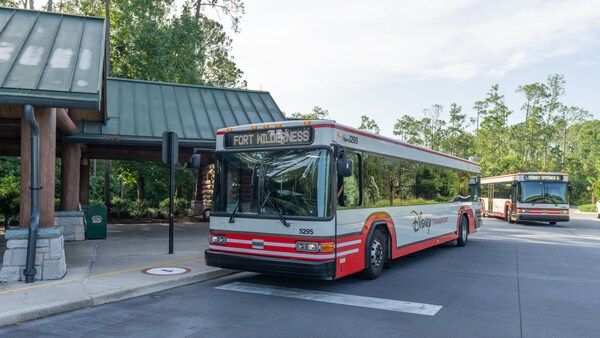 Um ônibus no terminal do Disney’s Wilderness Lodge