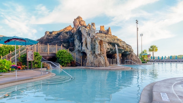 La piscina Lava en Disney’s Polynesian Village Resort, que cuenta con una cascada y un tobogán acuático