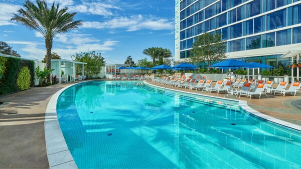 La piscina del Walt Disney World Swan Hotel