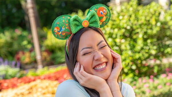A Guest smiling while wearing a Minnie Mouse ear headband