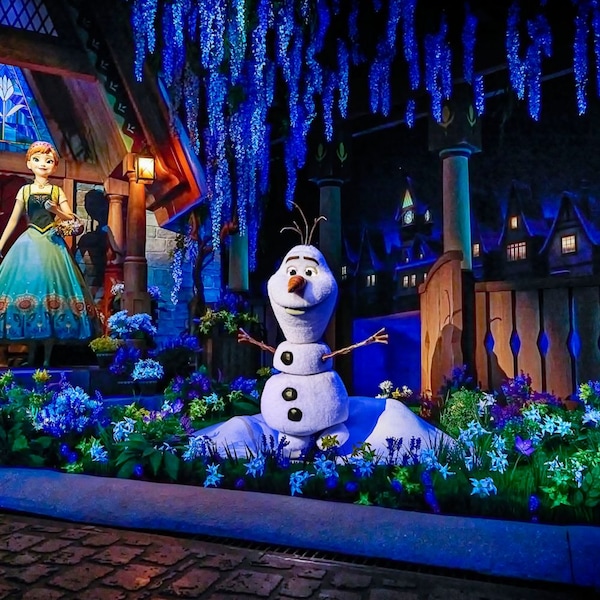 Elsa, Anna and Olaf on the Frozen Ever After attraction
