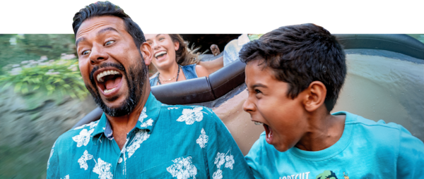 Un hombre y un niño gritan mientras caen en la atracción Tiana’s Bayou Adventure