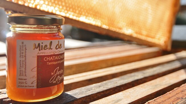 Um pote de mel com uma etiqueta que diz Produzido na França