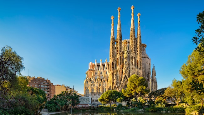 Las imponentes agujas de la Basílica de La Sagrada Familia Las imponentes agujas de la Basílica de La Sagrada Familia