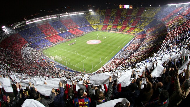 Los fanáticos del fútbol llenan el Estadio Camp Nou en Barcelona, España