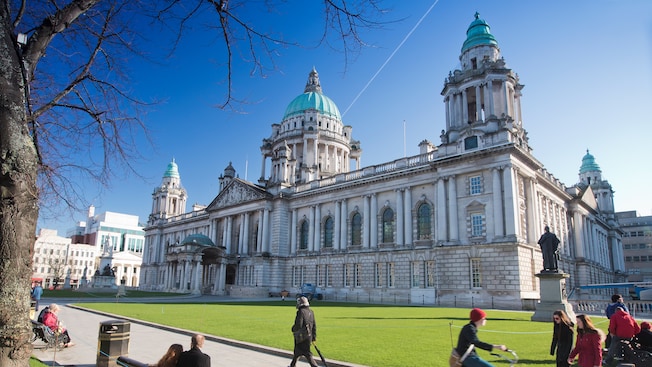 El clásico exterior abovedado del Ayuntamiento de Belfast, en Irlanda del Norte El clásico exterior abovedado del Ayuntamiento de Belfast, en Irlanda del Norte