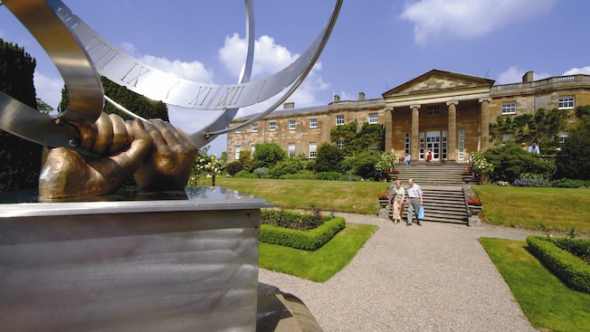 Los jardines del Hillsborough Castle contienen la entrada a una mansión georgiana y una escultura de metal Los jardines del Hillsborough Castle contienen la entrada a una mansión georgiana y una escultura de metal