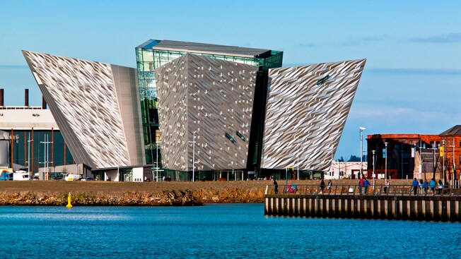 El exterior contemporáneo de acero de Titanic Belfast