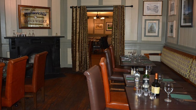 Um quarto privado preparado para degustação de uísque em um pub tradicional Um quarto privado preparado para degustação de uísque em um pub tradicional