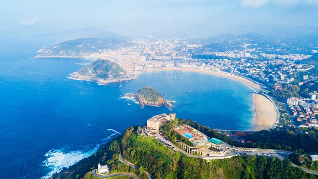 A mountain point overlooking a bay, an islet and a city A mountain point overlooking a bay, an islet and a city