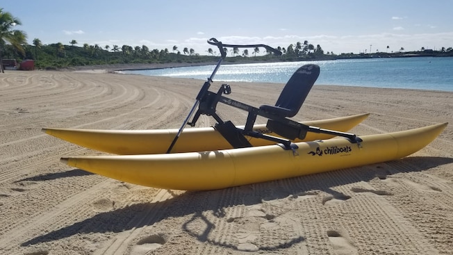 Uma bicicleta aquática pessoal em uma praia Uma bicicleta aquática pessoal em uma praia