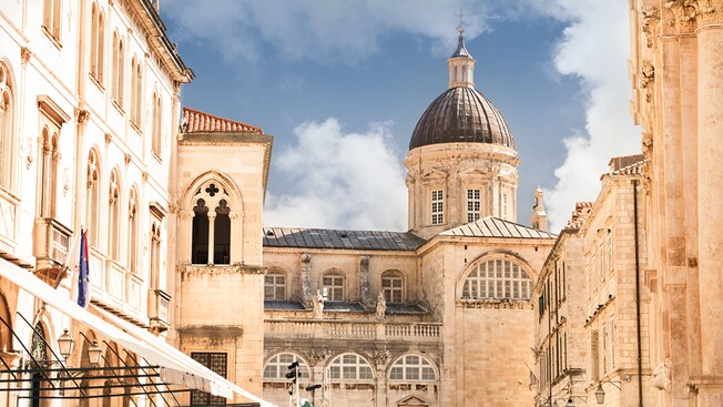 Una ciudad medieval con una iglesia con cielo abovedado