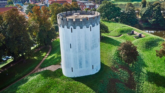 Una antigua torre de agua con vista a Fredericia