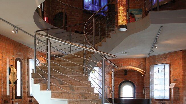 Escalera de caracol en un museo con paredes de ladrillo