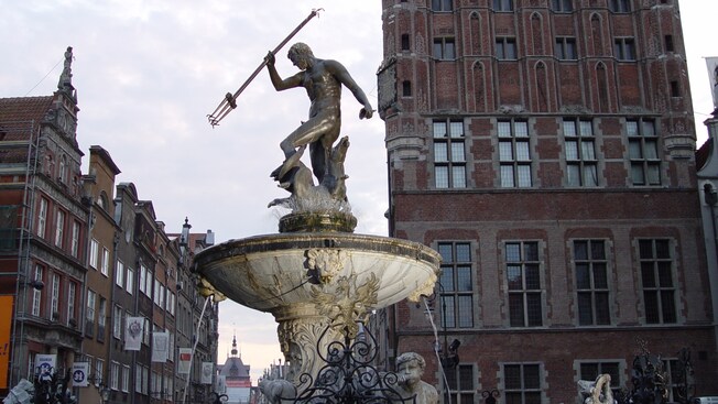Una fuente con una estatua de Neptuno sosteniendo un tridente